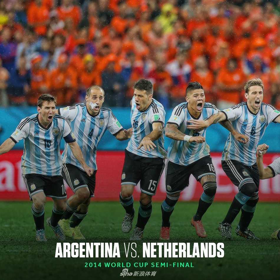 克罗地亚球员在点球战胜东道主俄罗斯后激情拥抱庆祝，队长莫德里奇握拳怒吼，格子军团激情澎湃