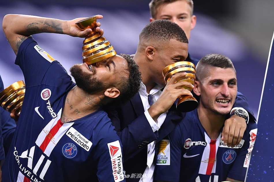 内马尔在颁奖仪式上化身“自拍达人”，他高举手机，将身后璀璨的烟花和身边簇拥着的、脸上写满兴奋与骄傲的队友们一同框入这历史性的瞬间，用最现代的方式封存了属于团队的荣耀记忆。