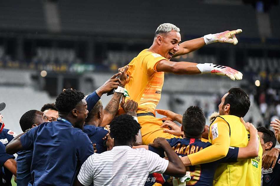 蒂亚戈·席尔瓦作为队长，在万众瞩目下高高举起了法国联赛杯冠军奖杯，金色的纸屑从天而降，照亮了他坚毅的面庞和队友们仰望的目光，这是对一位老将坚守与 leadership 的最好加冕。