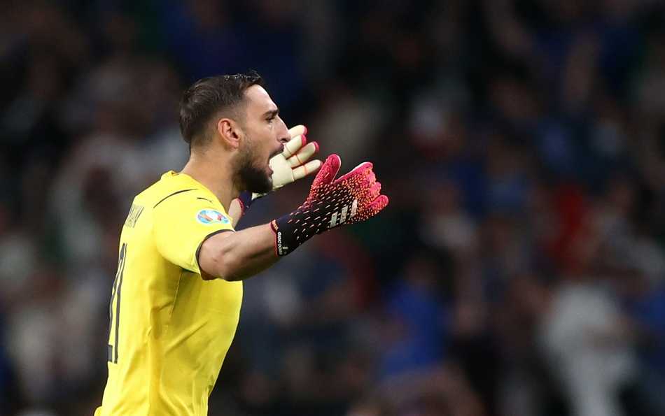 唐纳鲁马在温布利的夜色中振臂高呼，仿佛要将整个欧洲杯的荣耀揽入怀中，他的身后是陷入狂欢的意大利队友和那座闪耀的德劳内杯。