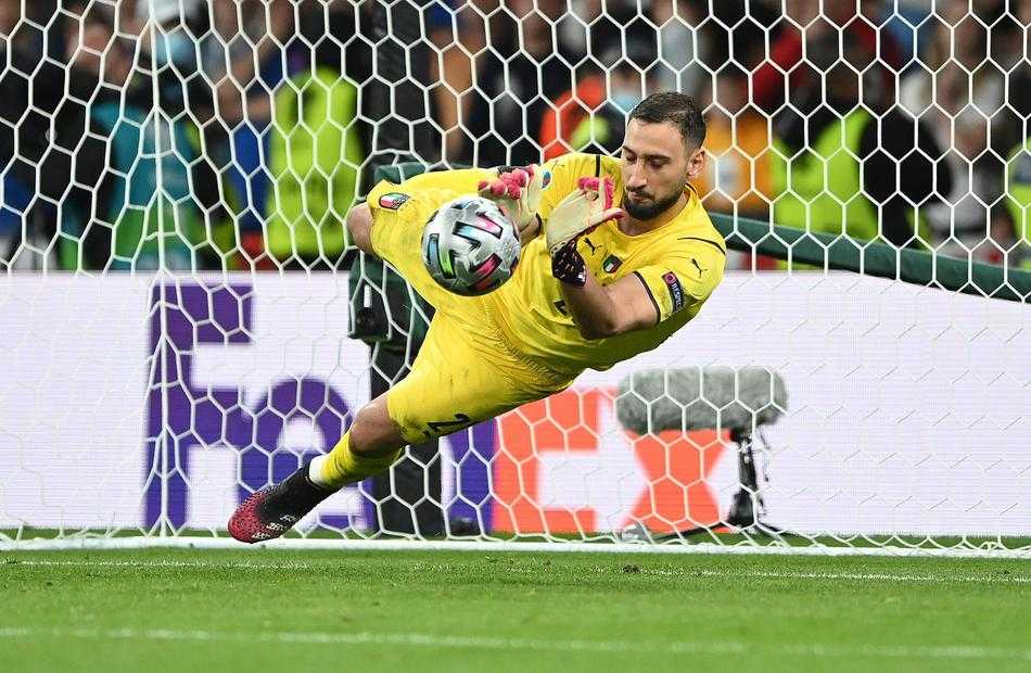 面对桑乔的射门，唐纳鲁马如同一只展开双翼的雄鹰，完全伸展的身体将球路彻底封死，他的指尖仿佛触碰到的是整个意大利的命运。