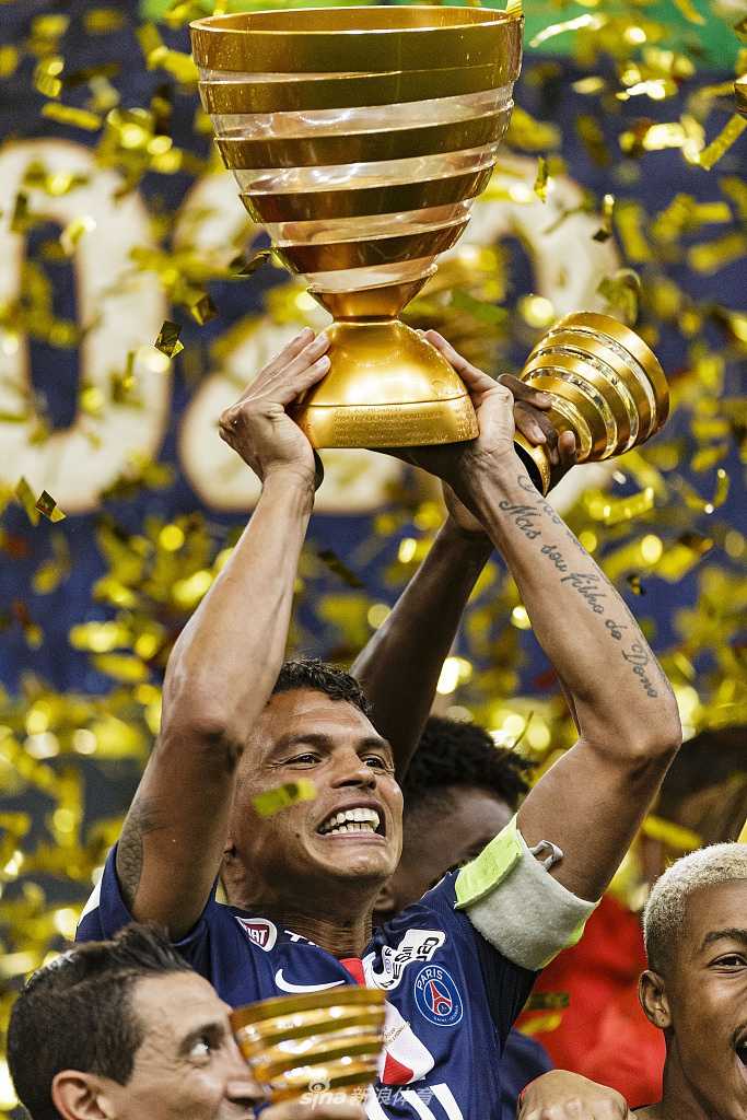 看台上，一面巨大的巴黎圣日耳曼队旗在人浪中翻涌奔腾，球迷们忘情地欢呼雀跃，他们的激情与呐喊仿佛穿透了图片，让人感受到那因足球而凝聚在一起的狂热心跳和赤子之心。