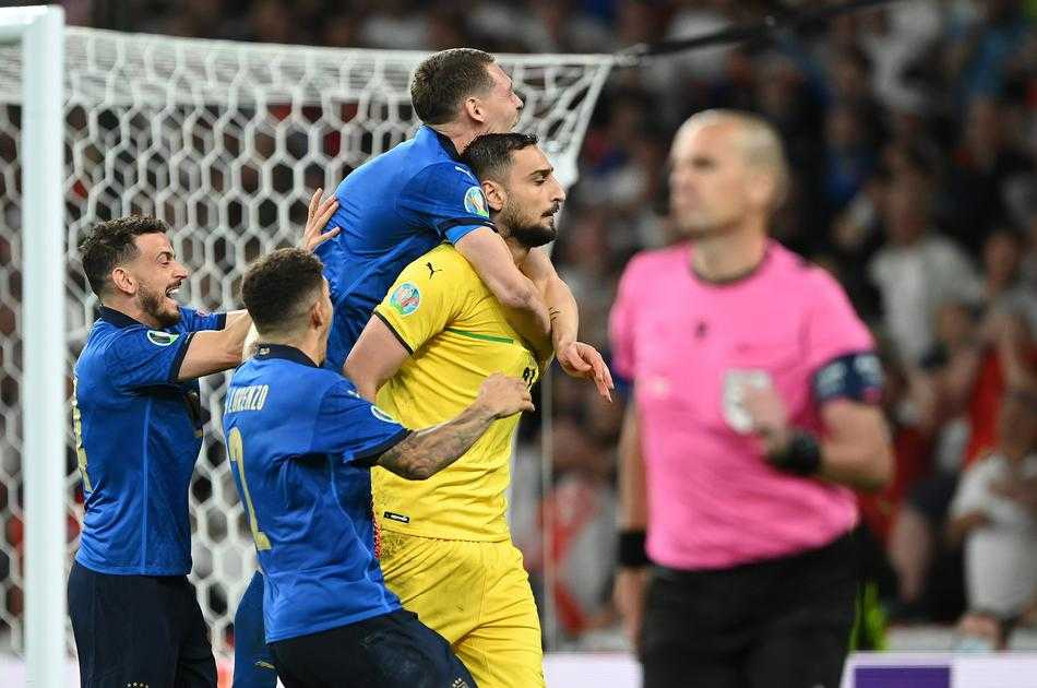 锁定胜局后，意大利的队友们如潮水般涌向唐纳鲁马，将他紧紧拥抱。此刻，他不是一个人在战斗，他是整个蓝色军团守护神。