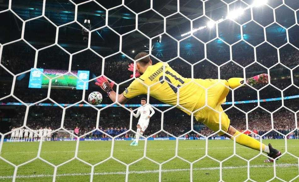 皮球被拒之门外的一瞬，唐纳鲁马脸上并未浮现狂喜，而是一种超越年龄的沉着与坚毅，仿佛在告诉世界：这，就是我的领地。