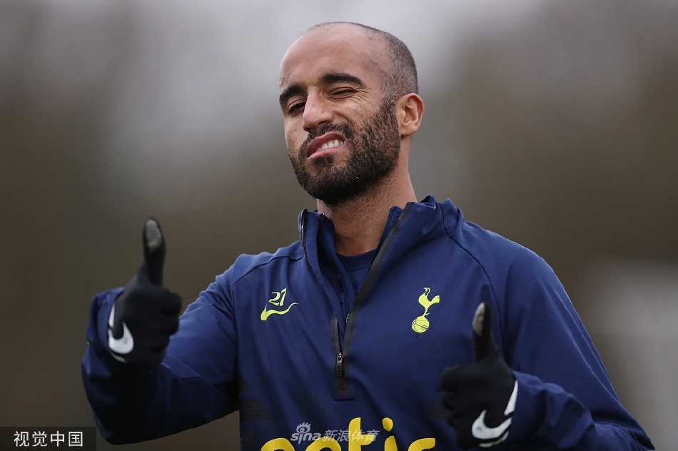 主帅孔蒂神情专注，在场边紧握战术板，向弟子们激昂地传达着战术部署与比赛要求。