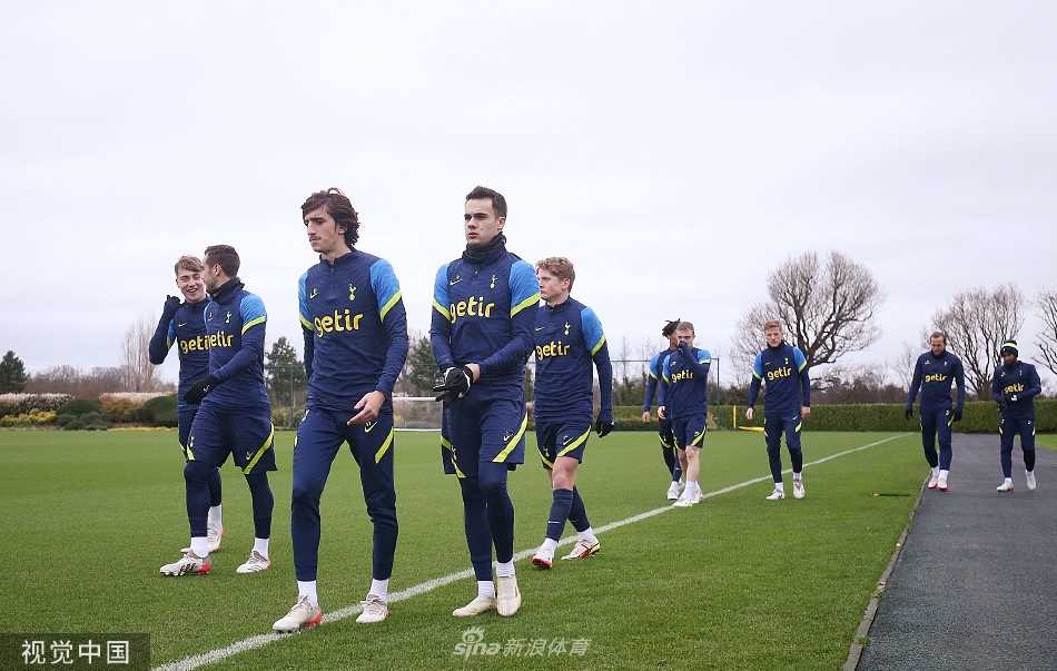 球队核心孙兴慜与哈里·凯恩在训练中默契互动，两人相视一笑，展现无敌锋线搭档的深厚情谊与化学反应。