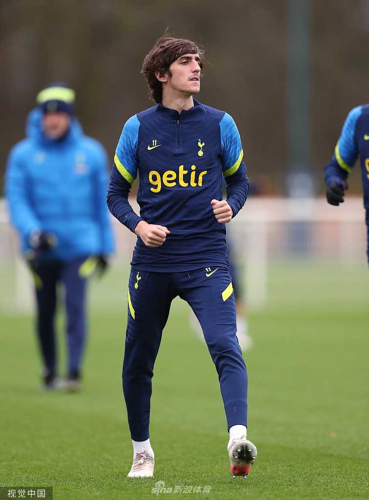 后防中坚戴尔在对抗训练中高高跃起，力压队友，精准解围，展现出坚实的空中防守能力。