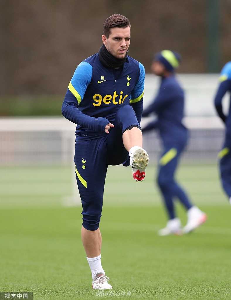 中场大将霍伊别尔在绿茵场上全速奔跑拦截，他坚毅的眼神与拼搏的姿态是球队中场硬度的最佳诠释。