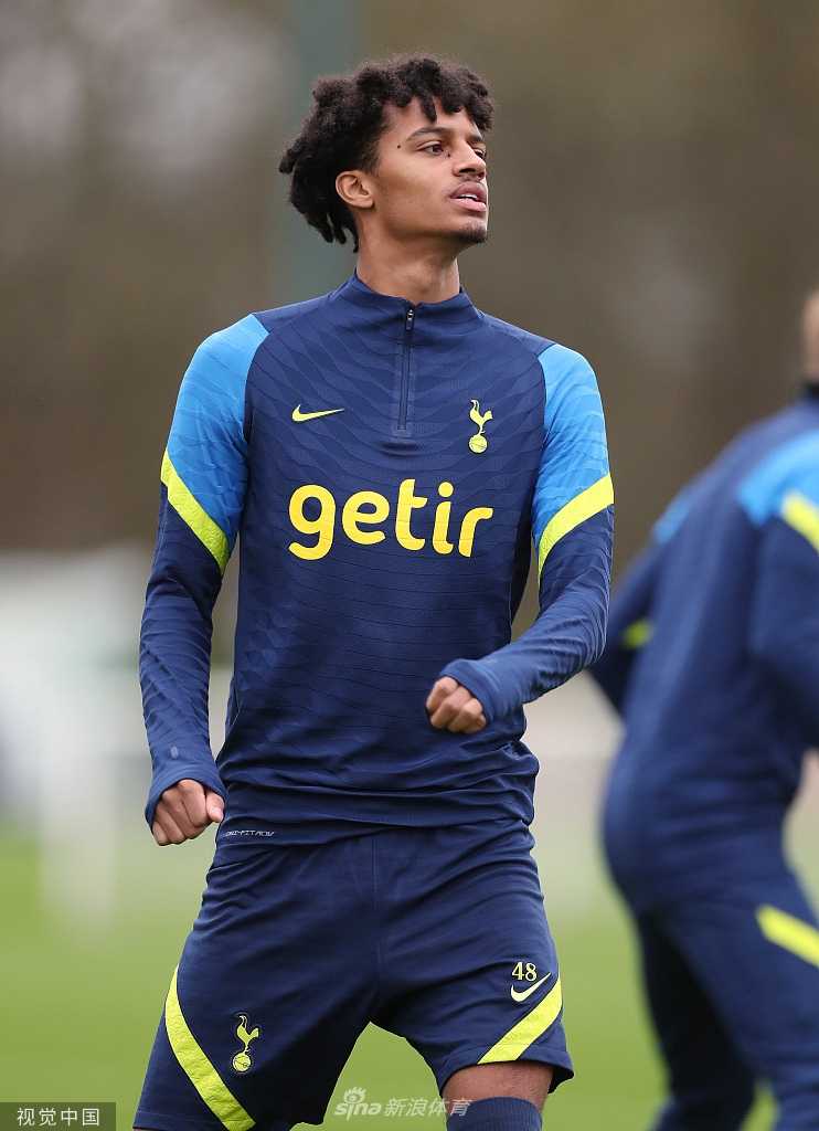 门将洛里斯飞身侧扑，单掌将势在必得的射门拒之门外，训练中亦展现出世界级门神的反应与风采。