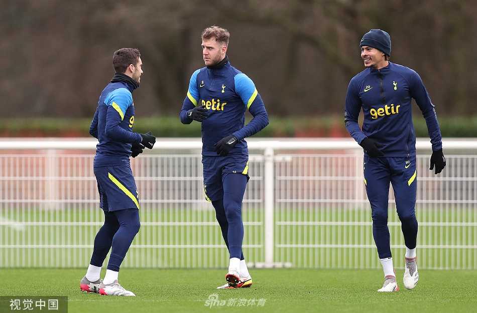 训练间隙，队员们围成一圈认真聆听助理教练讲解要点，专注的神情体现了全队上下的纪律性与求胜心。