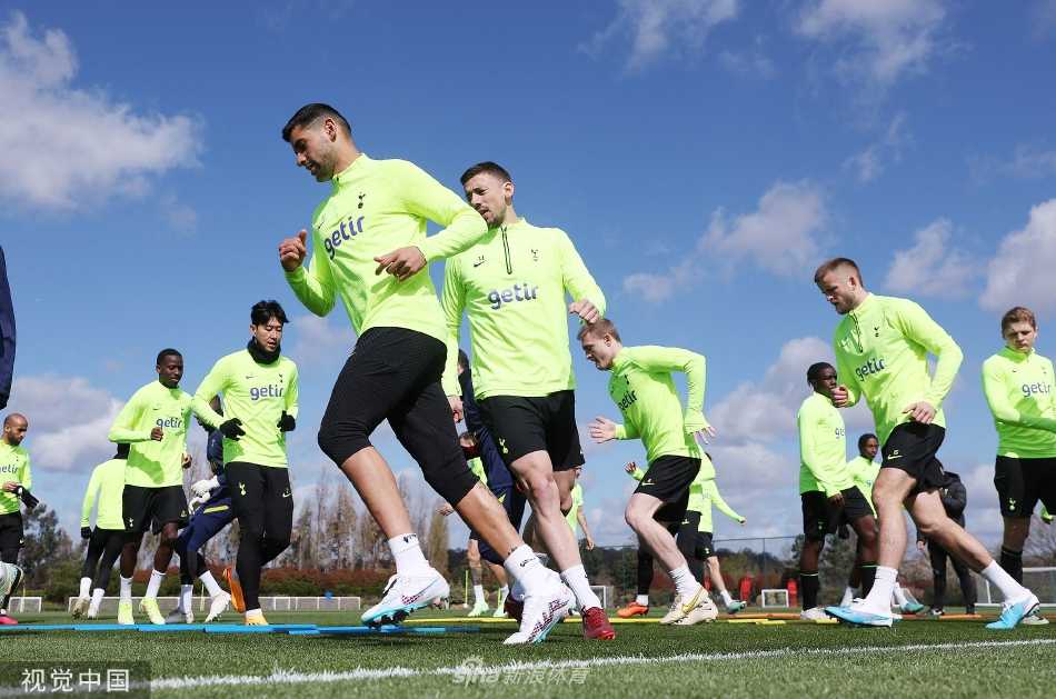 热刺前锋在晨曦中进行高速带球突破训练，步伐坚定冲向禁区