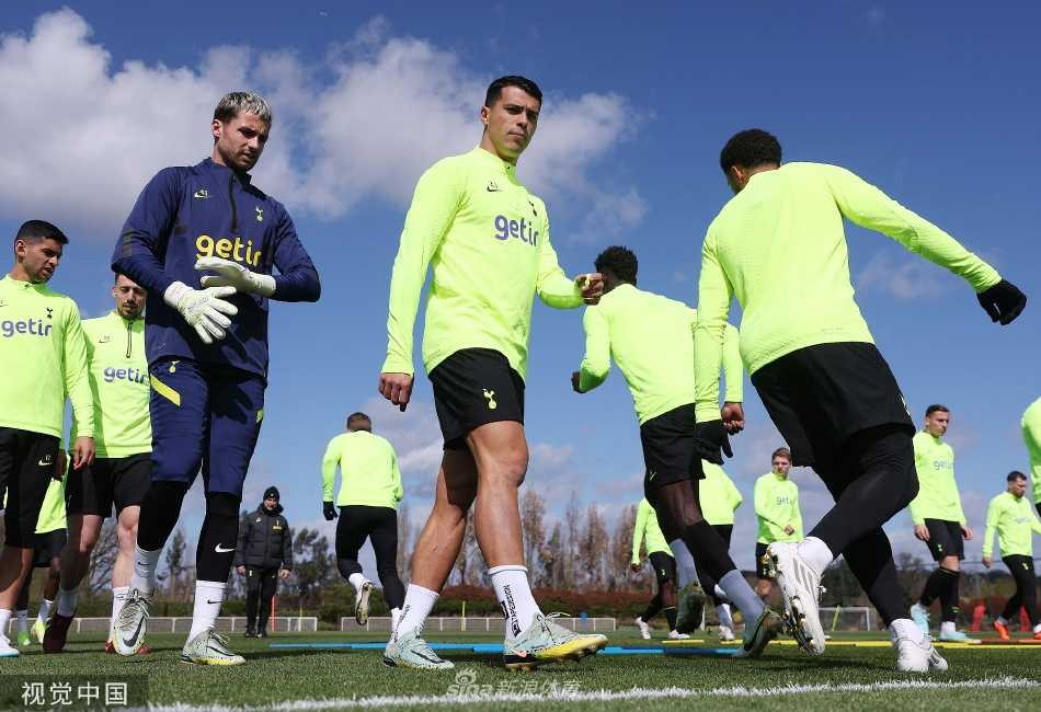 门将飞身侧扑，单掌将势大力沉的射门拒之门外，动作舒展如鹰