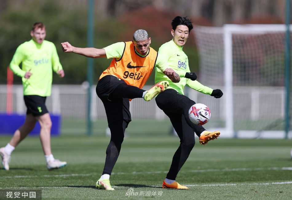 中场核心在对抗练习中护球转身，摆脱两名防守球员的包夹