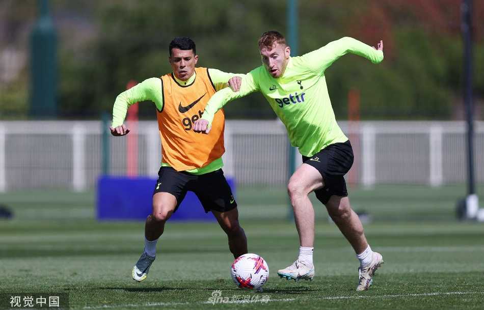 训练结束后，球员们围成一圈进行拉伸放松，有说有笑气氛融洽