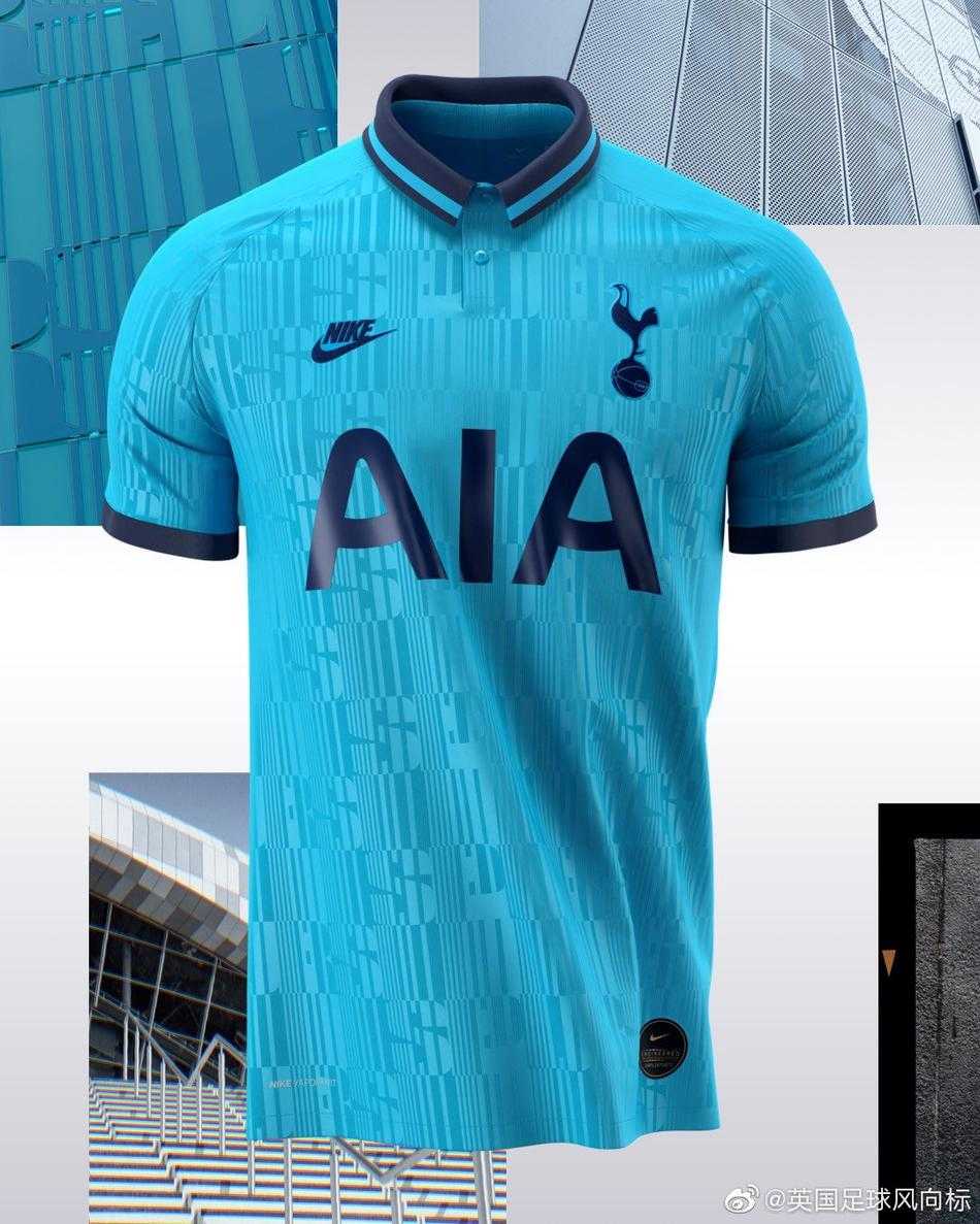 模特身着热刺新球衣的全身造型示范，完美诠释球衣的日常穿搭可能性