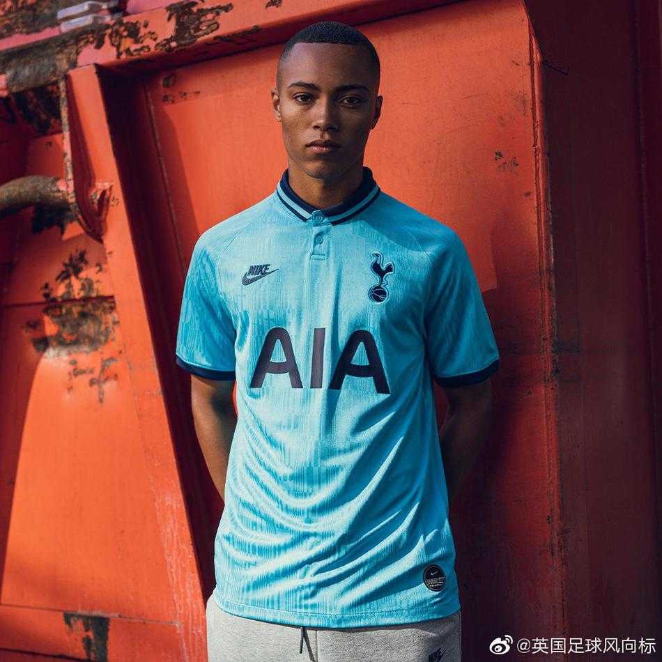 球衣细节特写，清晰可见独特的流动感条纹和精致的队徽刺绣