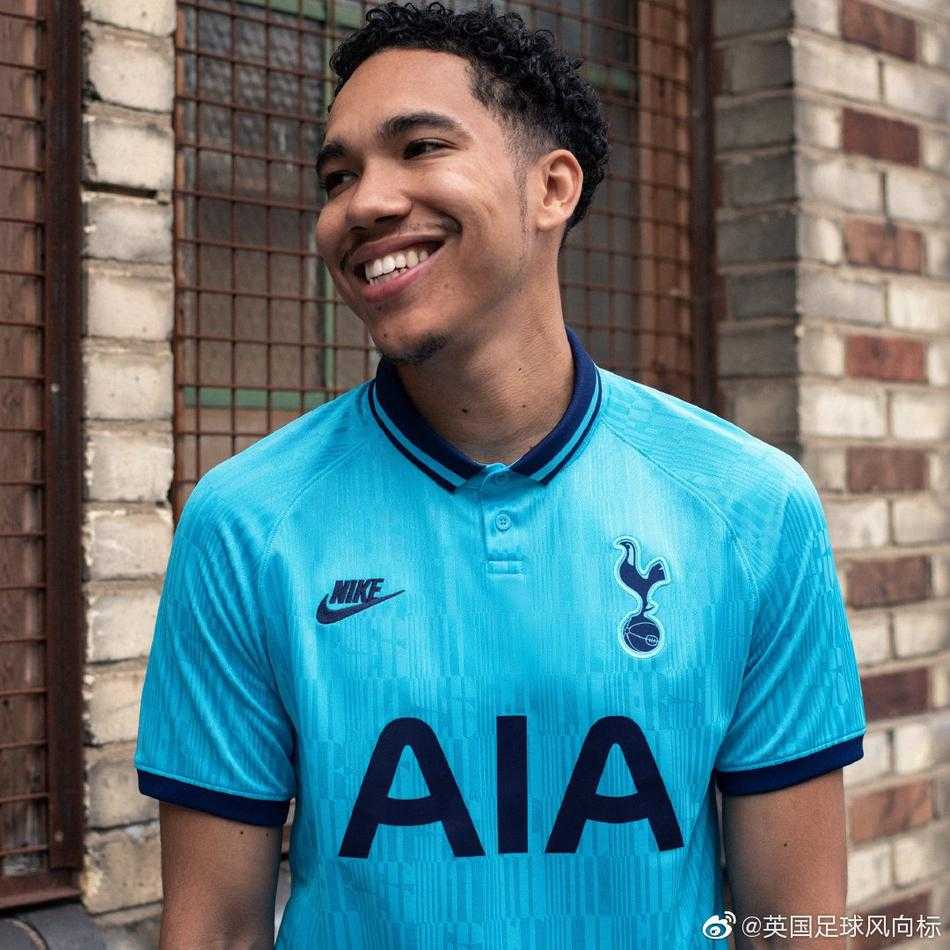 球衣正面平铺展示，完美呈现整体条纹设计与亮丽配色