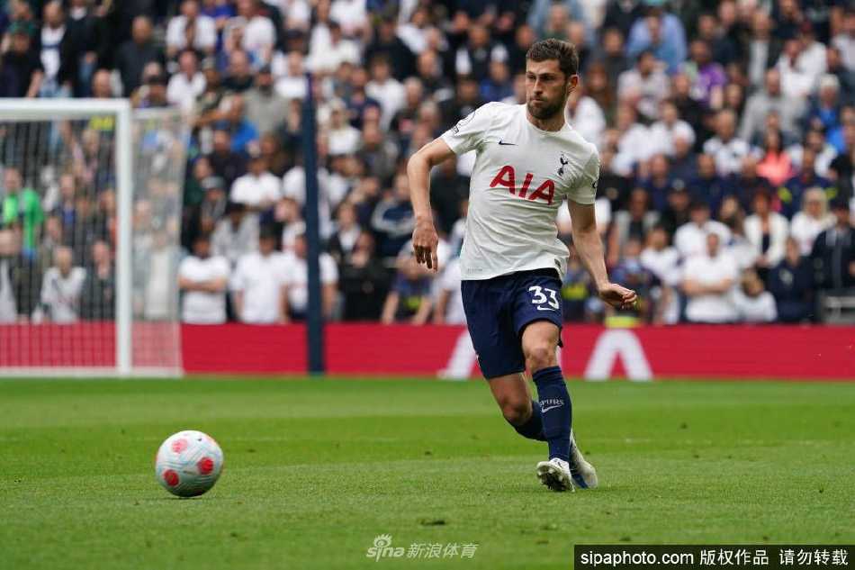 本-戴维斯手持热刺球衣，在新合同前露出标志性的沉稳笑容