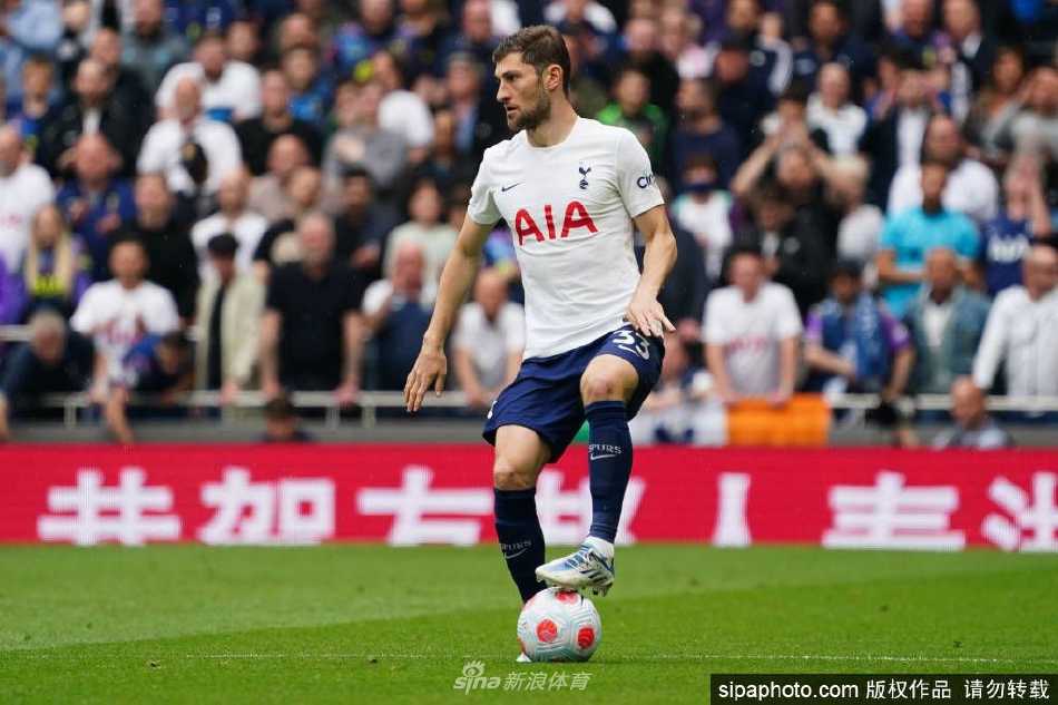 训练场上，戴维斯全神贯注，与队友进行激烈的对抗拼抢