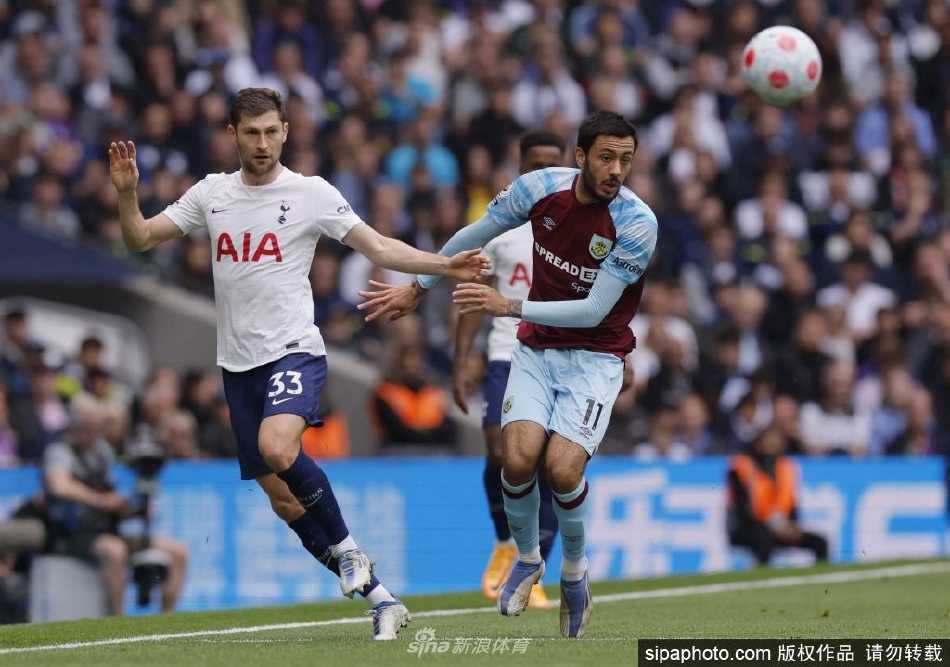 戴维斯身着热刺战袍在赛场上驰骋，眼神坚毅地指挥防线