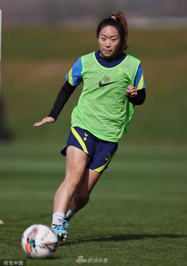 唐佳丽在训练中完成了一次漂亮的突破后，与身边的队友相视一笑，默契与团队精神在瞬间自然流露。