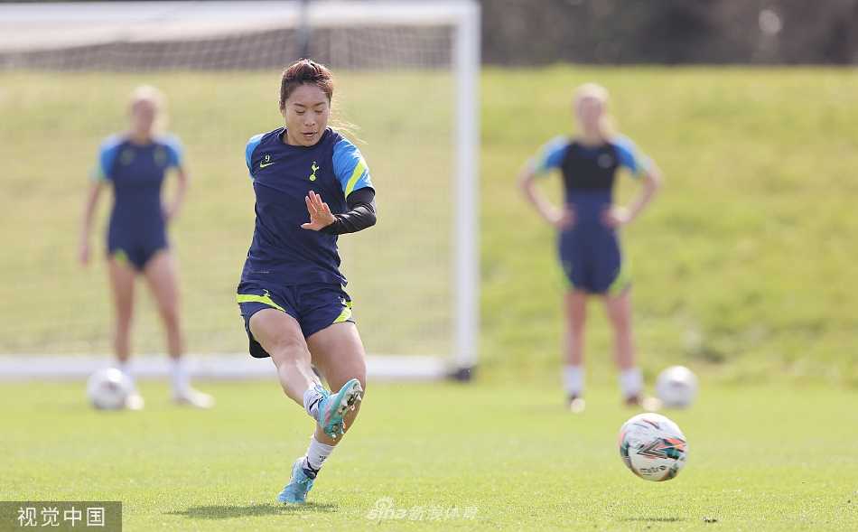 唐佳丽在训练间隙与教练进行深入交流，她神情认真，一边聆听指导一边点头，体现了她谦逊好学、精益求精的职业态度。