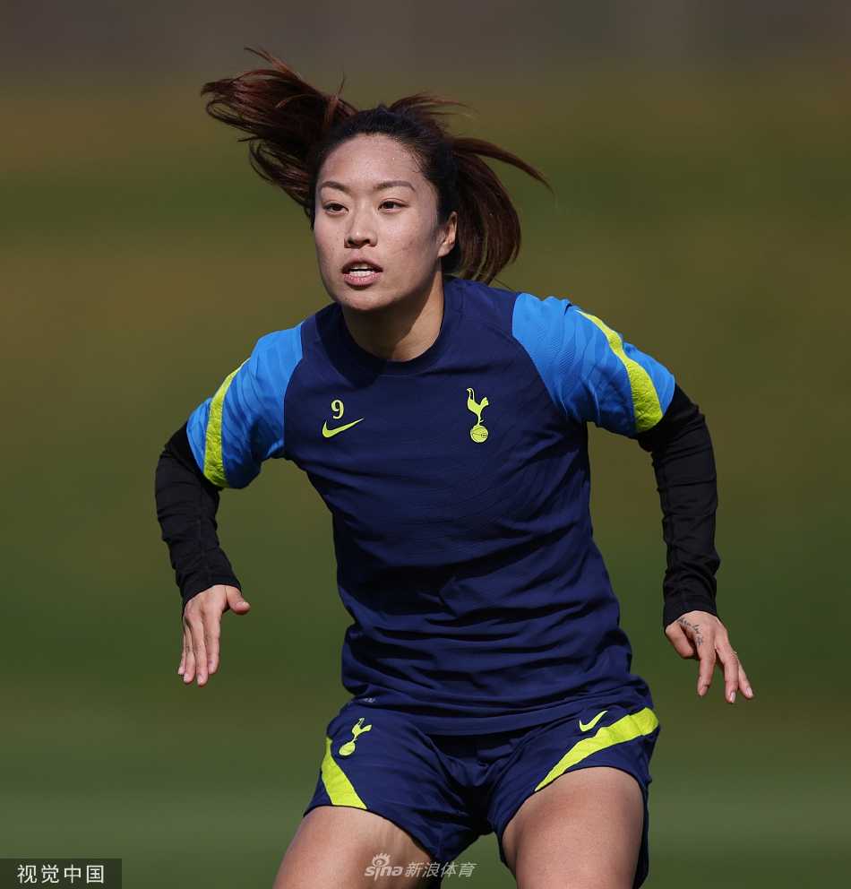 训练场上，身着热刺训练服的唐佳丽目光专注而坚定，正与一位队友进行积极的对抗拼抢，展现了英超级别的高强度竞技状态。