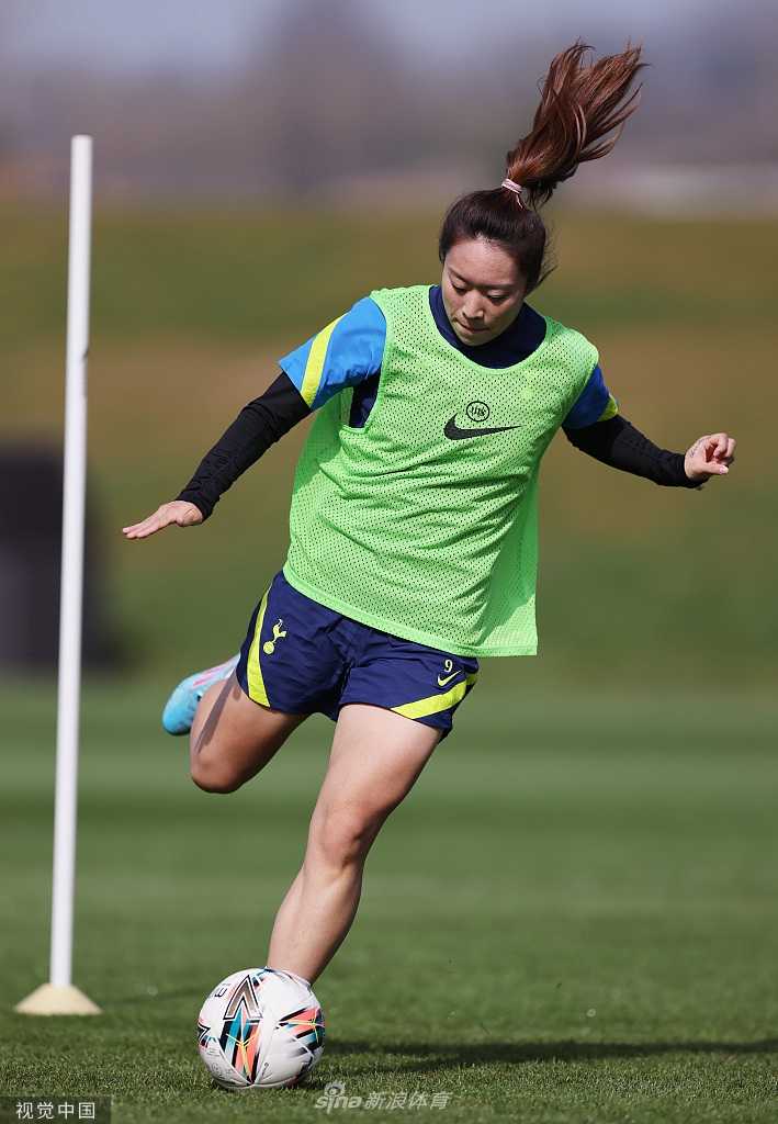 唐佳丽正在进行高强度的折返跑训练，她咬紧牙关，全力以赴，彰显了运动员背后不为人知的汗水与坚持。