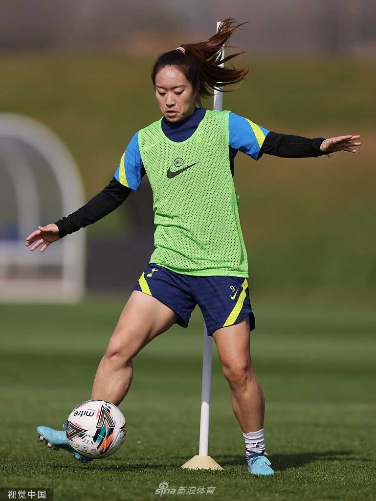 训练结束后，唐佳丽独自加练射门，夕阳下的身影执着而坚定，是对梦想不懈追求的完美诠释。