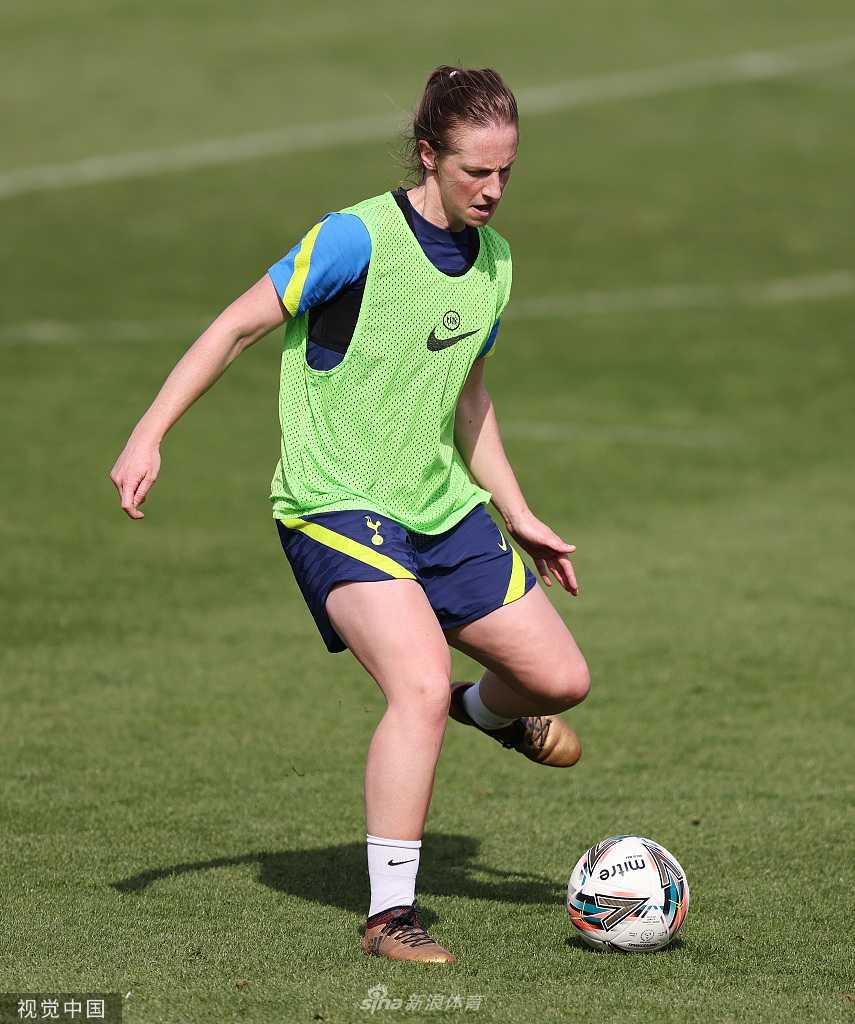 唐佳丽与队友们围成一圈，认真聆听主教练布置战术，画面充满了专注与团队一心的凝聚力。