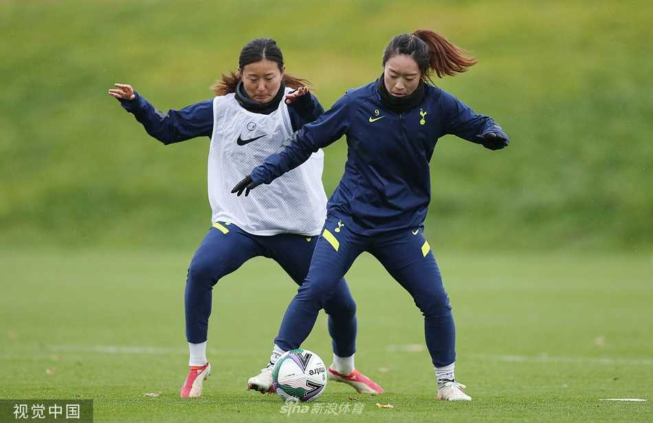 唐佳丽与两名队友围成一圈进行抢圈训练，三人脸上都带着轻松的笑容