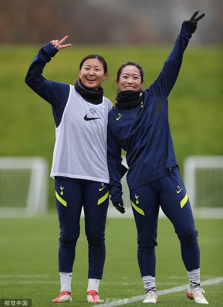 唐佳丽身穿训练服，与一位队友肩并肩开心自拍，展现场下亲密友谊