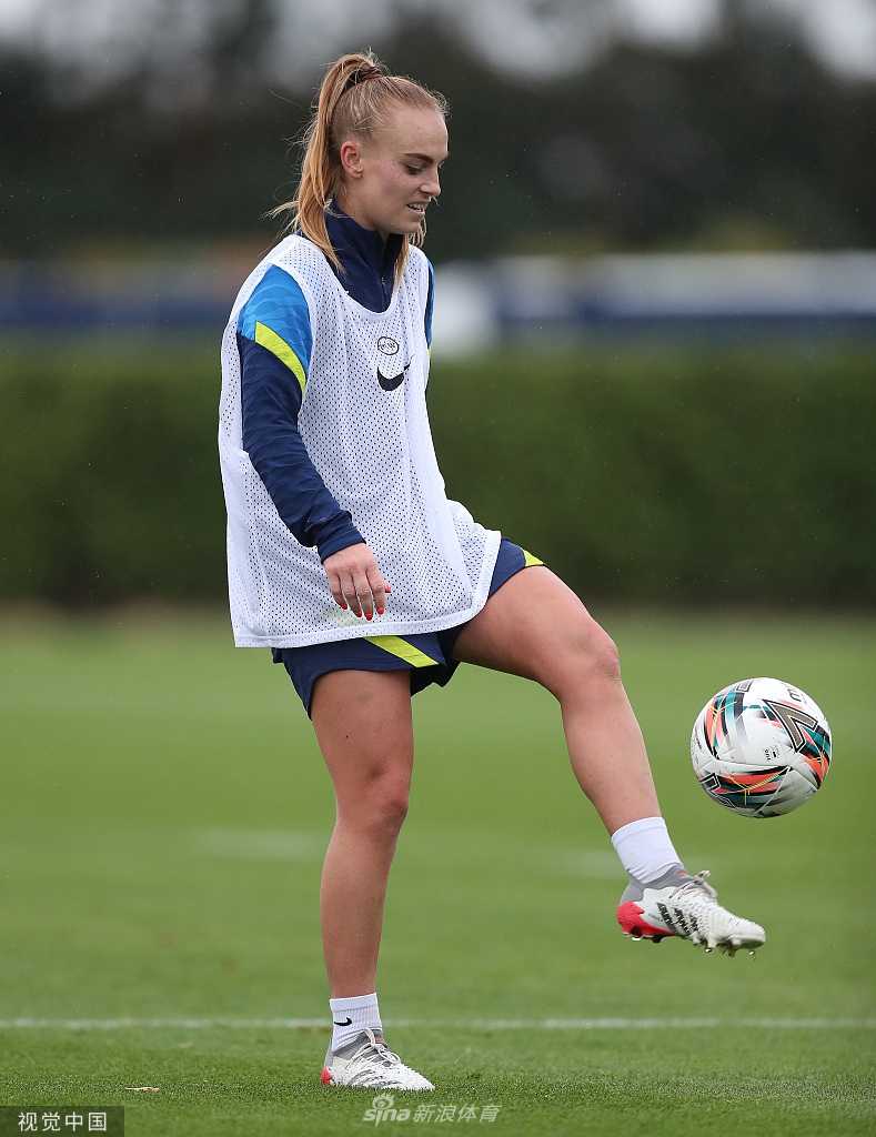 唐佳丽在训练中抬起左脚，正准备踢出一个精准的长传球