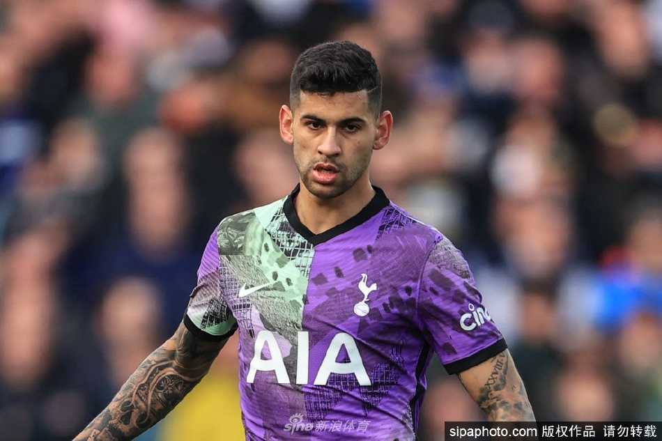 克里斯蒂安·罗梅罗手持热刺球衣，在俱乐部标志前露出自信微笑，正式完成永久转会签约。