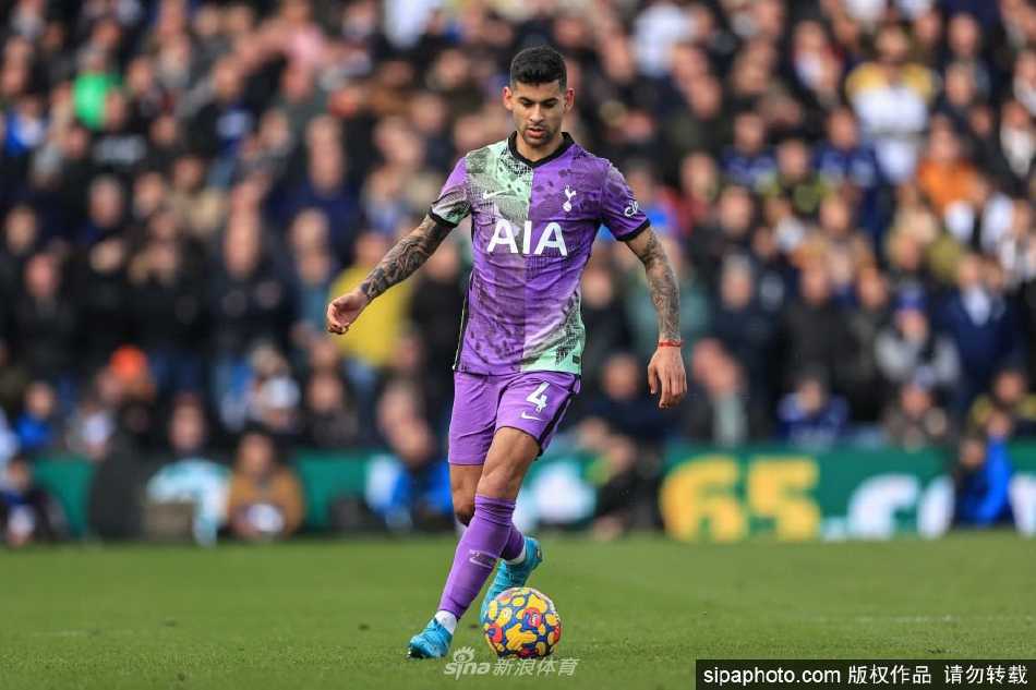 罗梅罗在英超赛场上全力争顶头球，展现其出色的制空能力和强悍的防守风格。