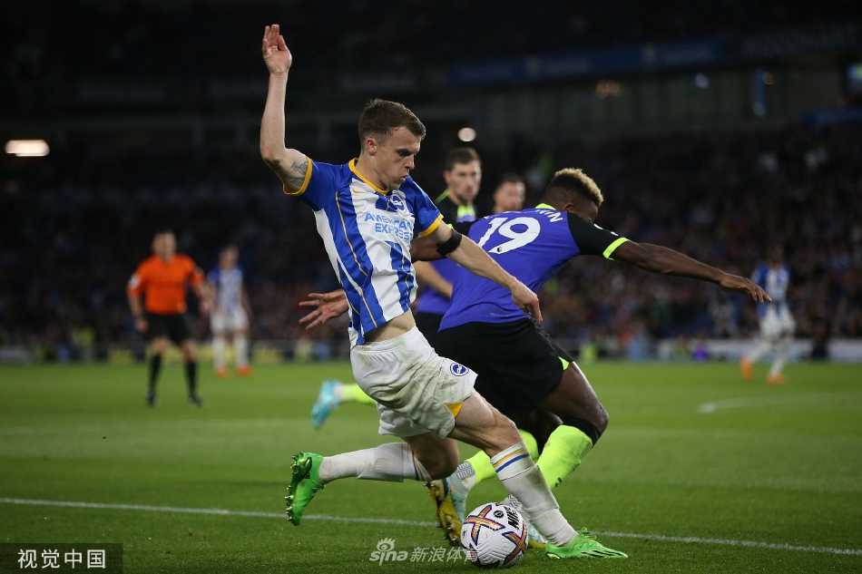 布莱顿前锋维尔贝克带球突破热刺防线，但最终未能攻破洛里把守的球门