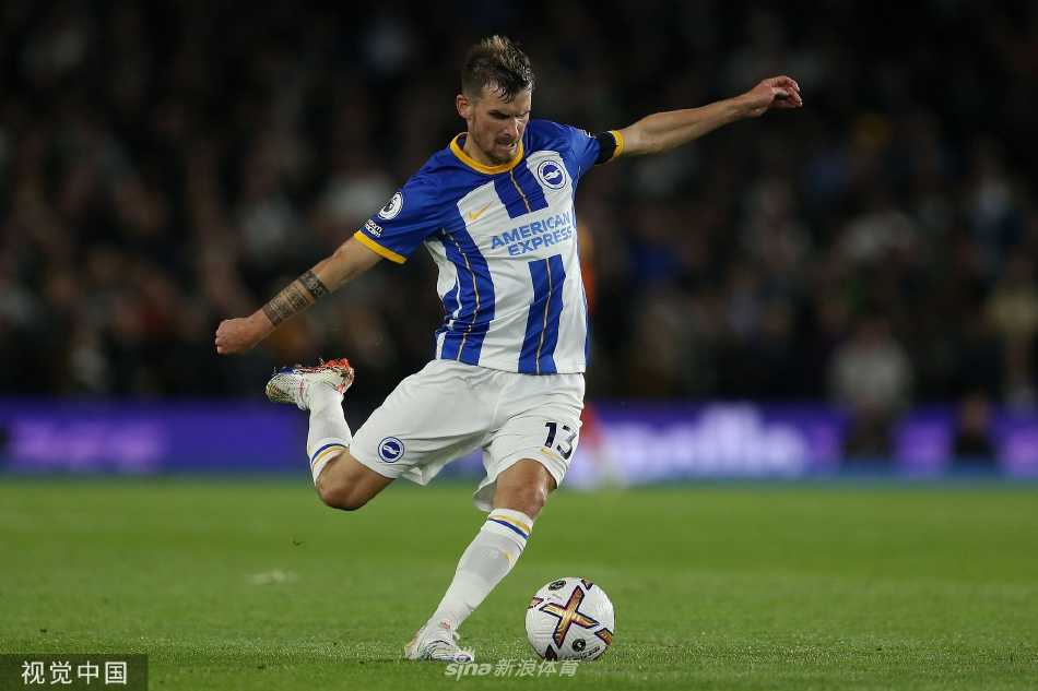 布莱顿门将罗伯特·桑切斯飞身扑救，奋力化解热刺球员的一记威胁射门