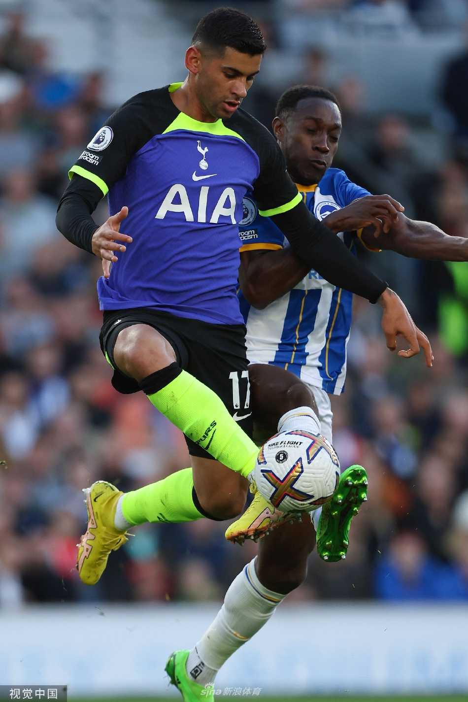 热刺后卫罗梅罗与布莱顿球员激烈拼抢，展现了本场比赛高强度的身体对抗