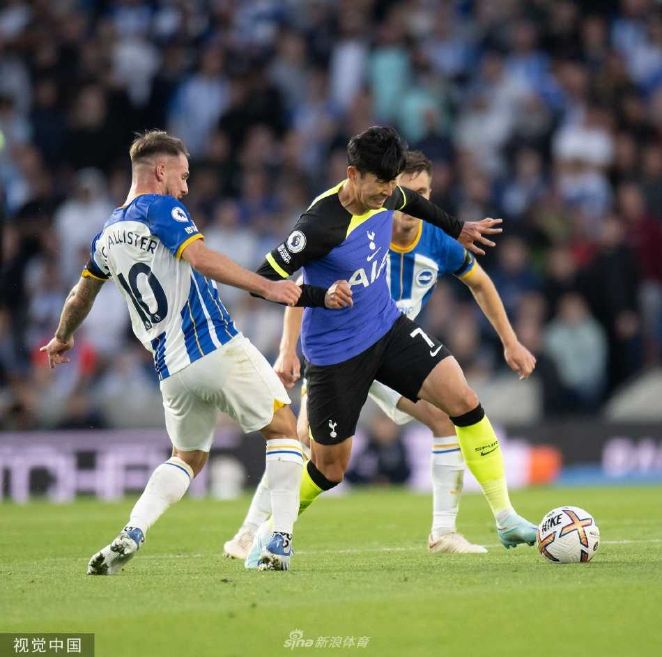 比赛结束后，热刺球员相互致意，他们的神情中带着赢球的释然与告慰逝者的沉重