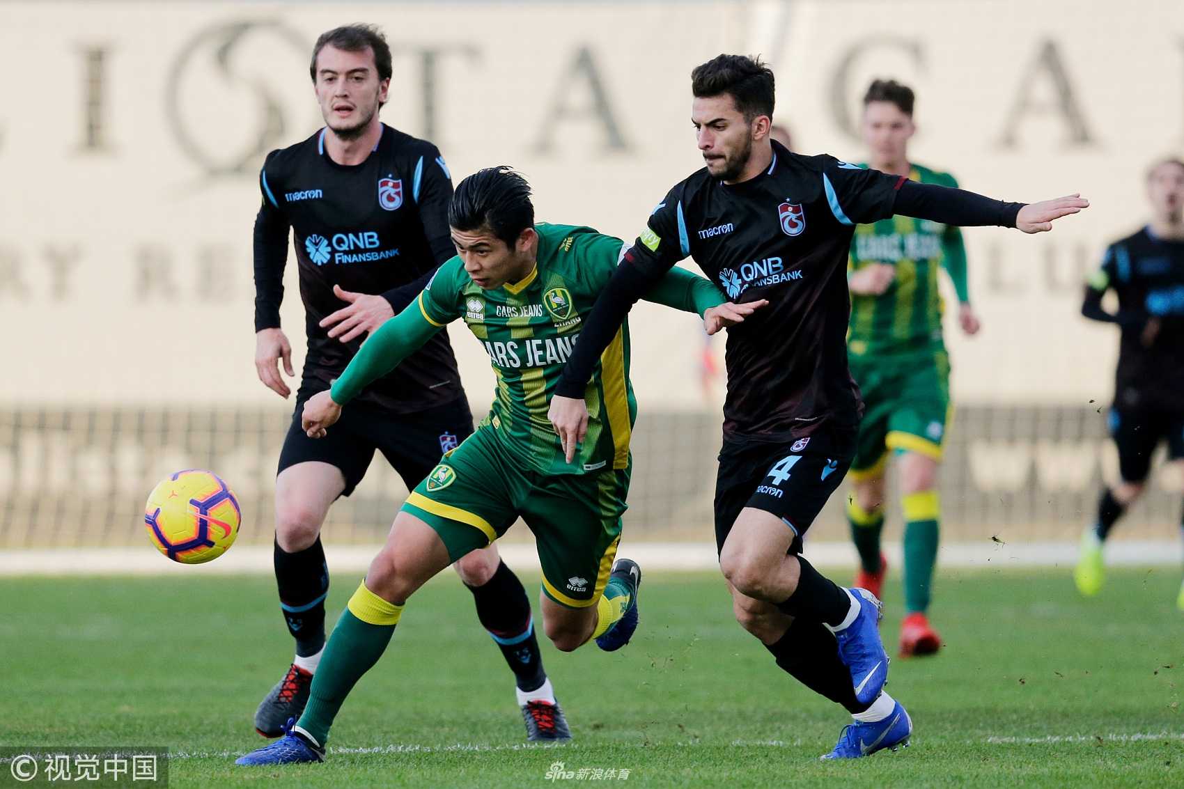 张玉宁在禁区内高高跃起，以一记强有力的头槌攻门，眼神中充满对进球的渴望