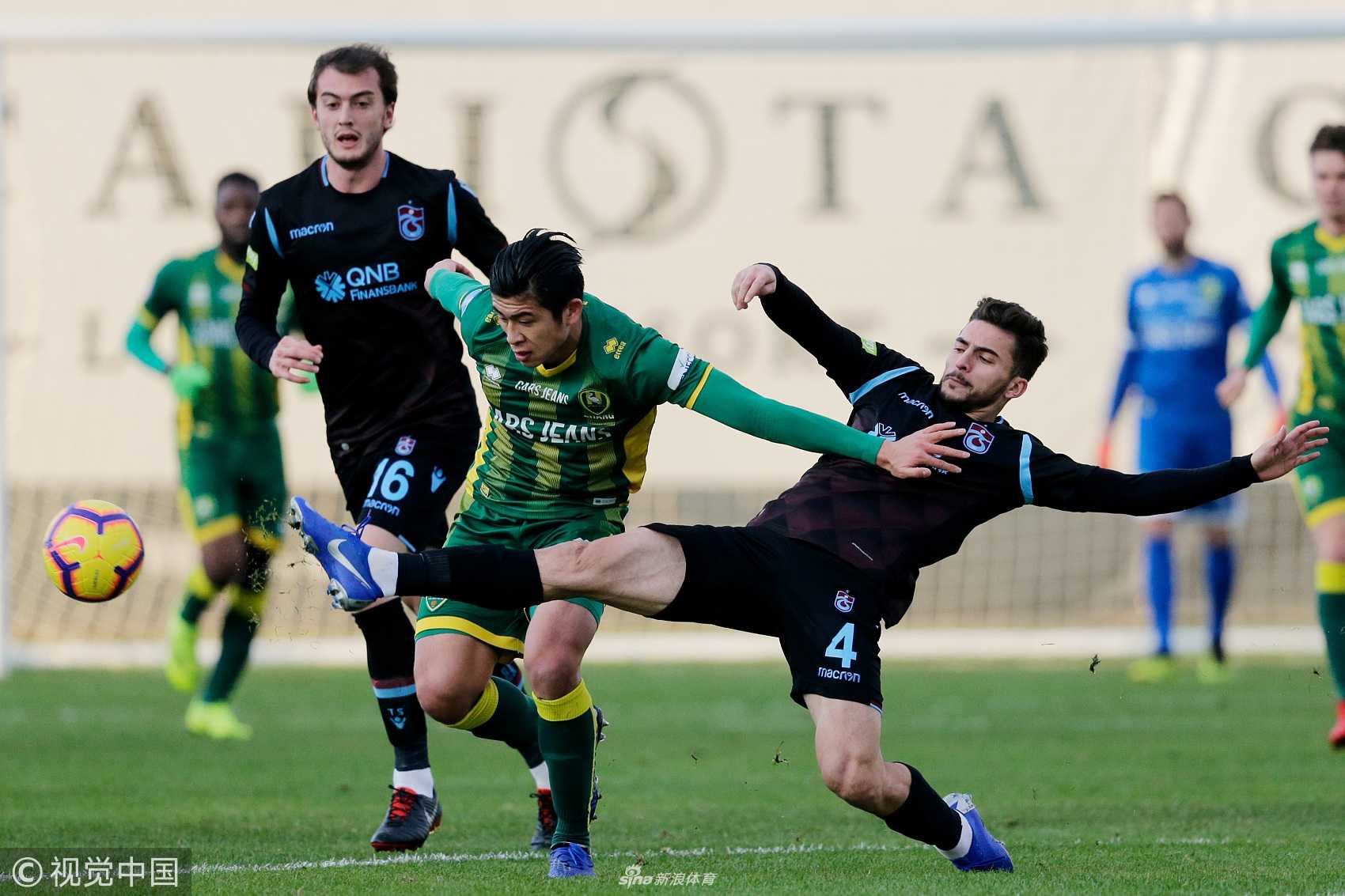 进球后的张玉宁握拳怒吼，脸上洋溢着久违的激动与释放，队友们也纷纷上前祝贺