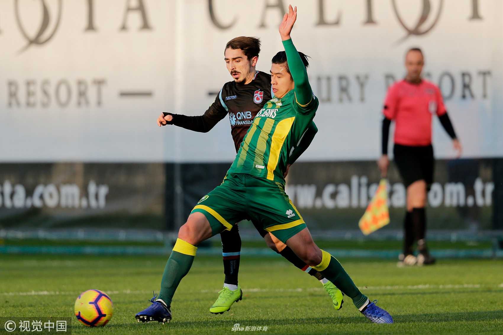 张玉宁身穿海牙97号球衣，在场上奔跑接应，背景是对方球员紧追不舍