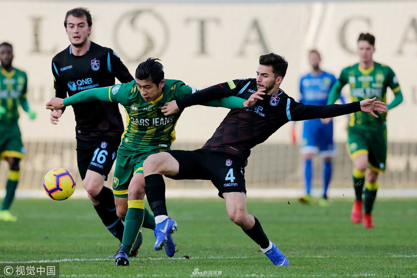 张玉宁在拼抢中倒地，但他双手撑地试图立刻起身，展现出顽强的斗志和不屈的精神