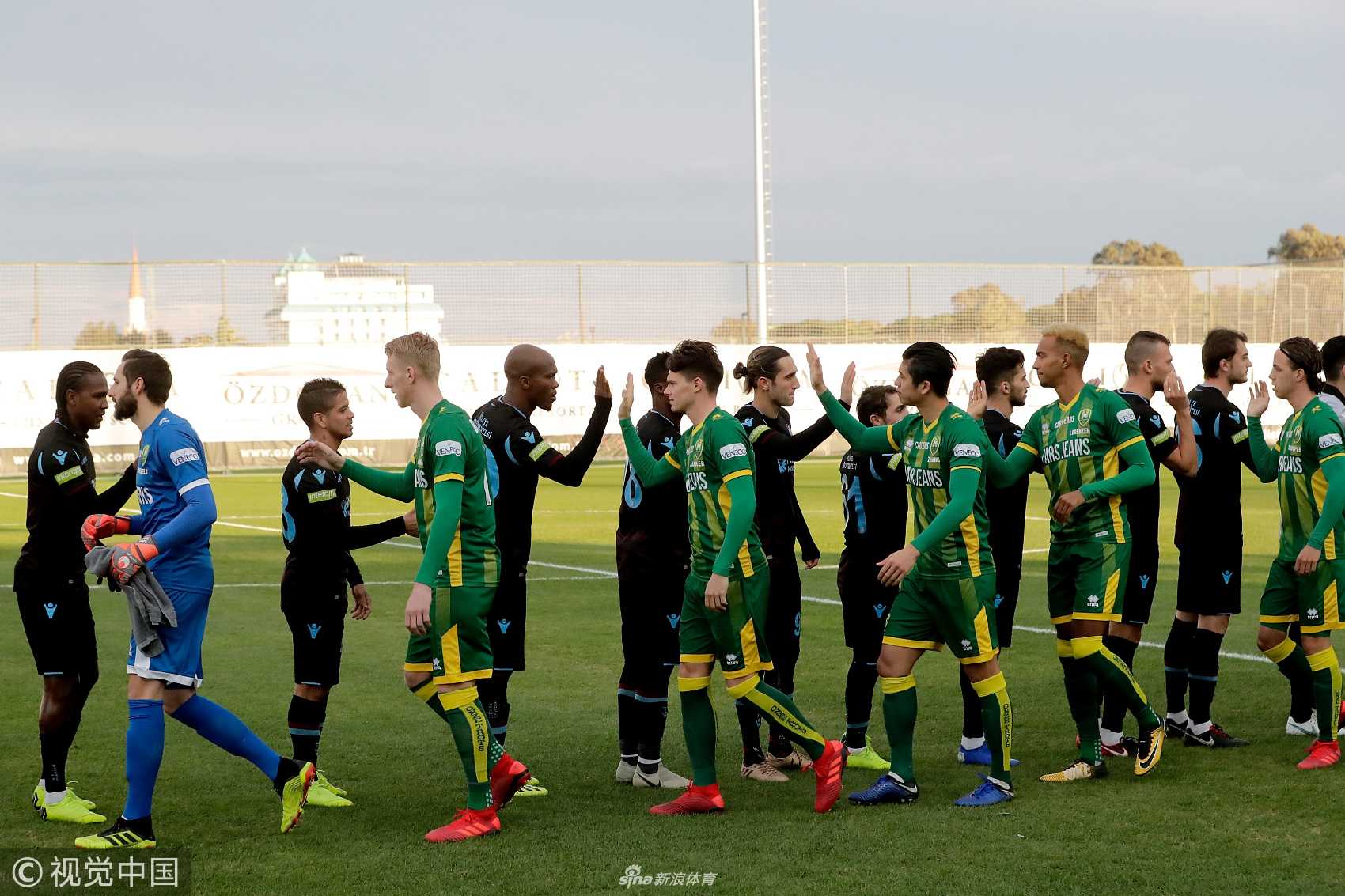 比赛结束后，张玉宁神情坚毅地看向远方，汗水湿透了球衣，他仍在思考着比赛中的每一个细节