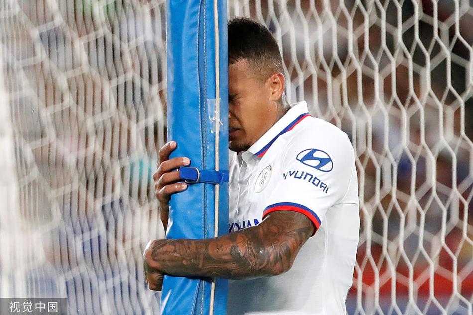 切尔西球员佩德罗在川崎前锋球员的贴身逼抢下，依然尝试用外脚背完成一脚巧妙的垫射，眼神中充满对进球的渴望。