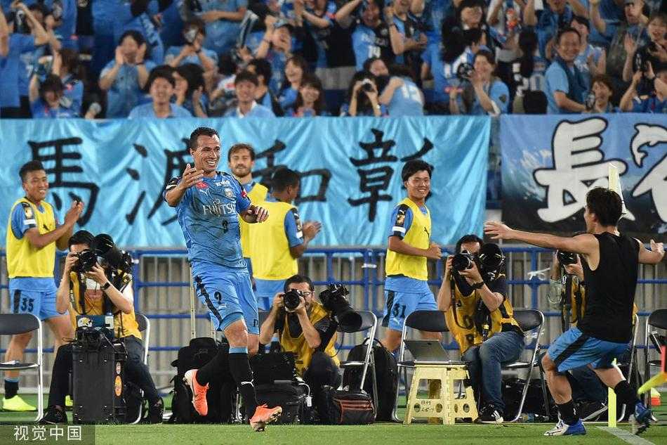 切尔西年轻小将芒特在禁区前沿拔脚怒射，皮球如出膛炮弹般飞向球门，他身后的川崎前锋球员奋力封堵。