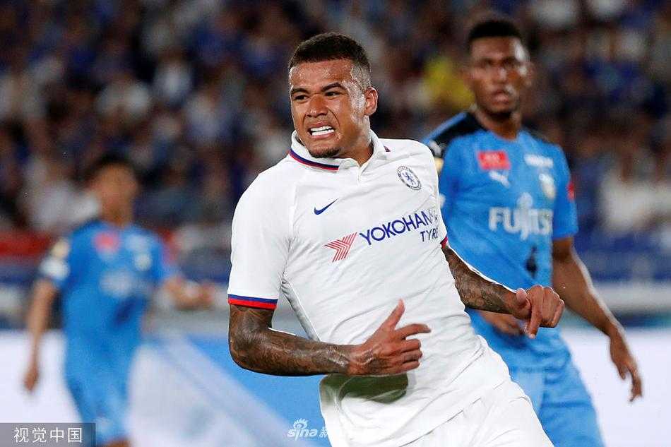 进球后的达米昂激情奔跑庆祝，他身后是蜂拥而上祝贺的川崎前锋队友，以及神情落寞的切尔西门将卡巴列罗。