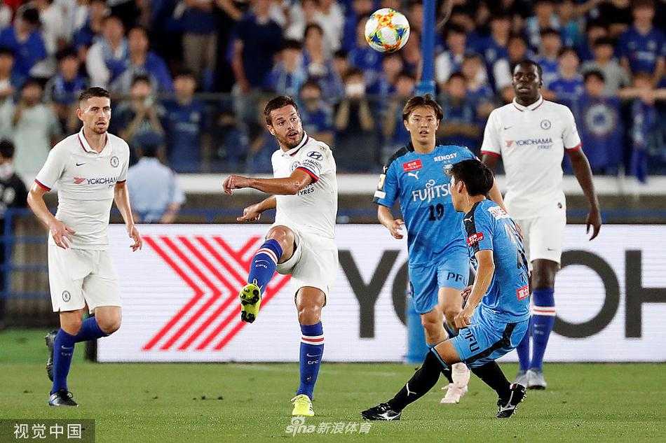 比赛结束后，切尔西球员大卫·路易斯神情沮丧地走过球场，他身后的电子屏上显示着最终比分川崎前锋1-0切尔西。