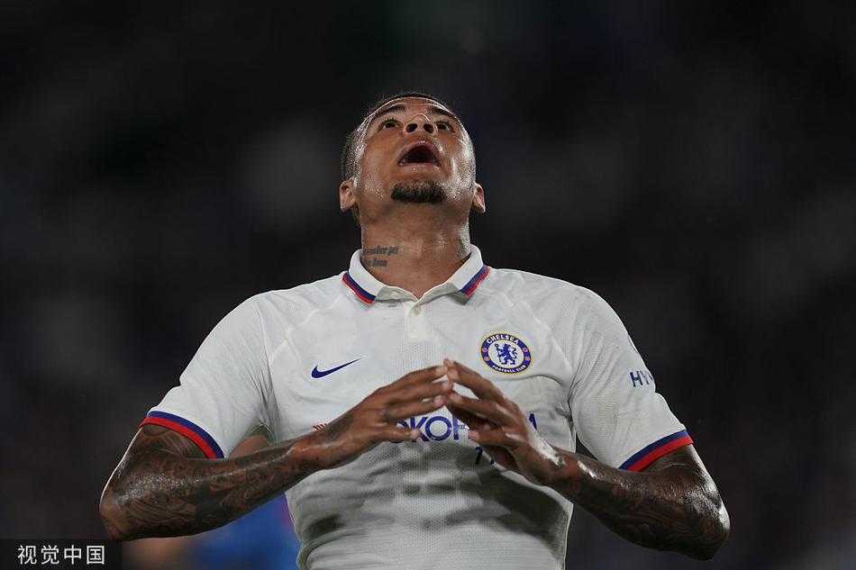 切尔西主帅兰帕德在场边眉头紧锁，目光凝重地注视着球场，似乎在思考如何调整战术来扭转场上不利局面。