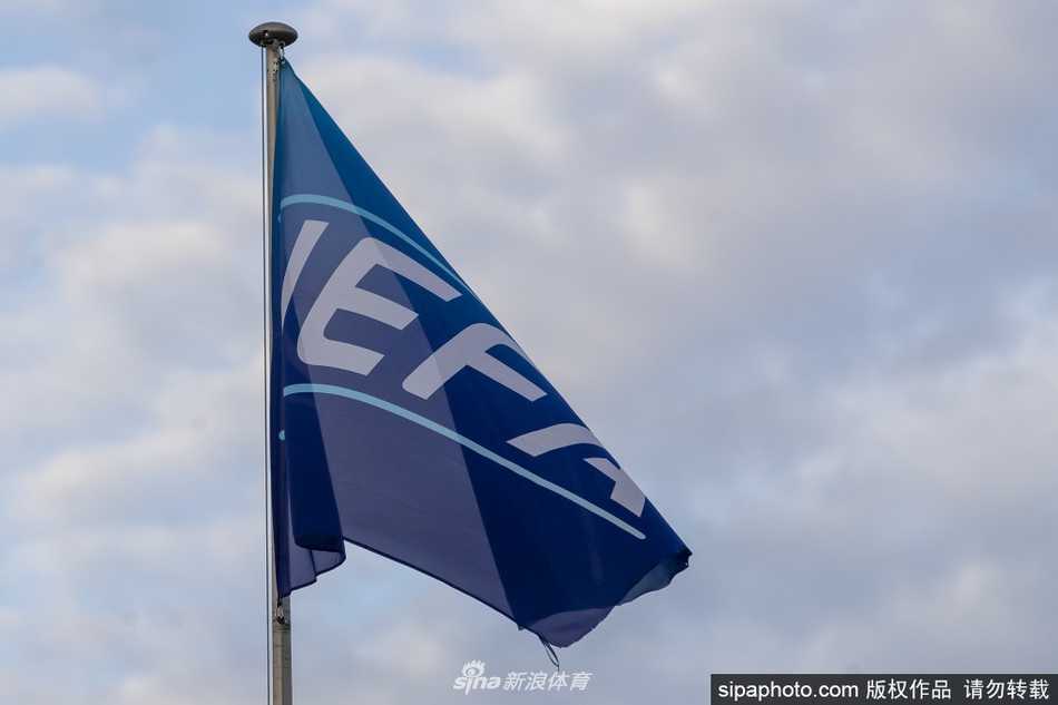 欧足联会议室内，发言者神情专注地宣读着紧急调整的赛事规则，背后的大屏幕预示着欧洲足球即将在疫情后迎来全新的开始